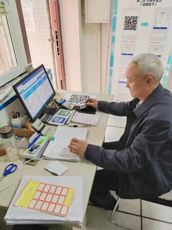 <b>扎根阿壩師范,守護校園用能——“先進標兵”陳文剛</b>